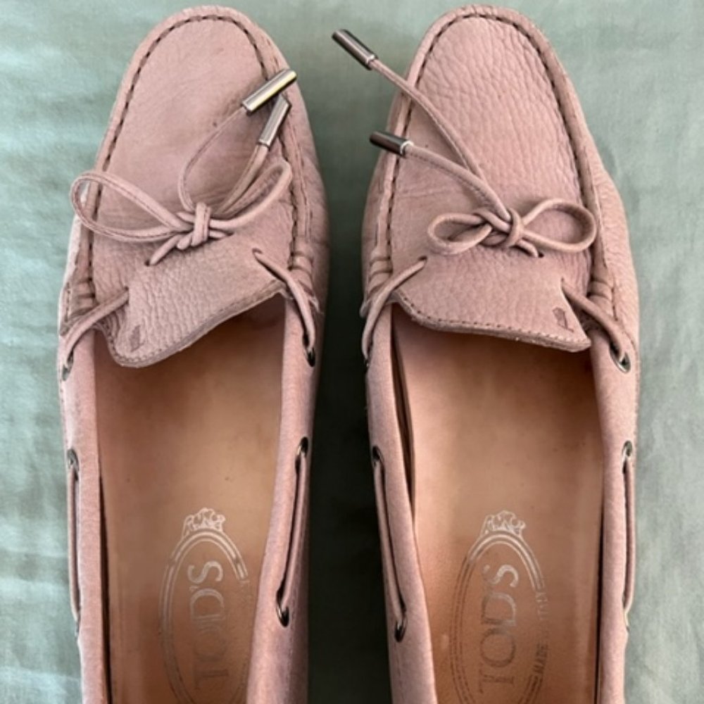 Tod's Driving Shoes (Gommino) size 38 (8) in pinky beige suede